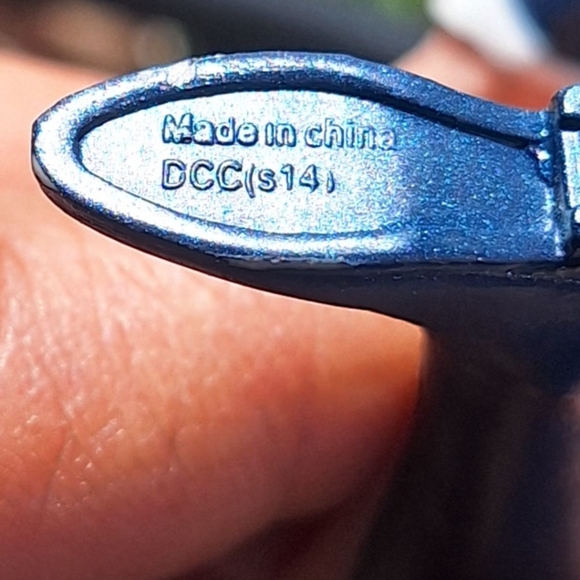 Wonder Woman Collectible Action Figure with Red & Silver Outfit DC Comics C05614 - Picture 11 of 12